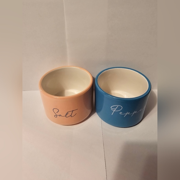 Ceramic salt and pepper shaker holders - Picture 4 of 6